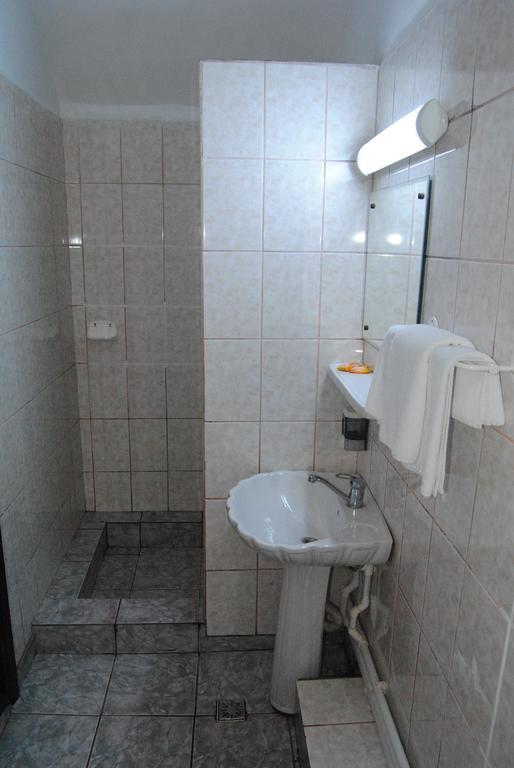 Cornul Vanatorului Bungalows Piteşti Zimmer foto